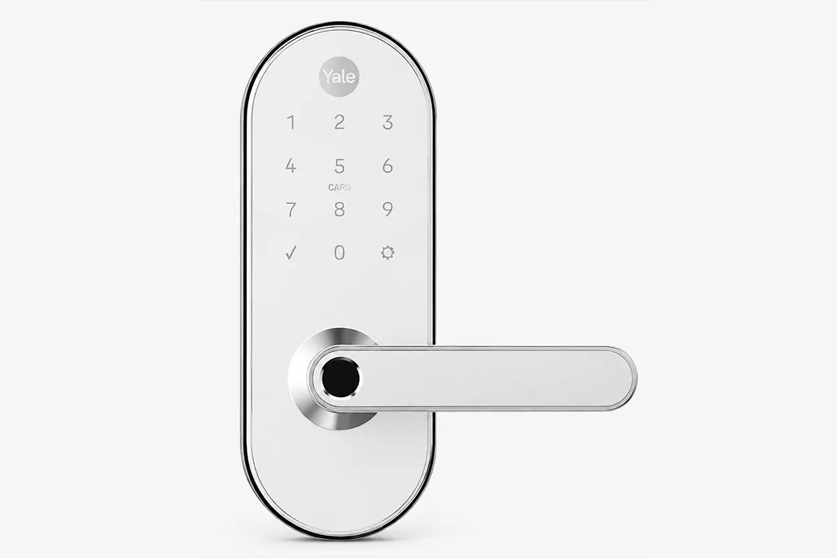Fechadura digital Yale YMC 420W branca e cromada em fundo neutro