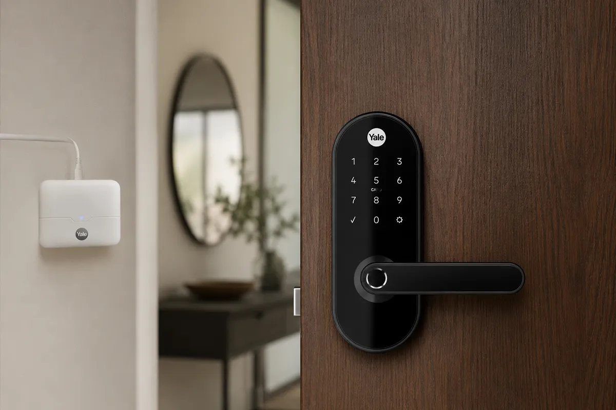 Fechadura digital Yale YMC 420W preta fosca instalada em porta moderna