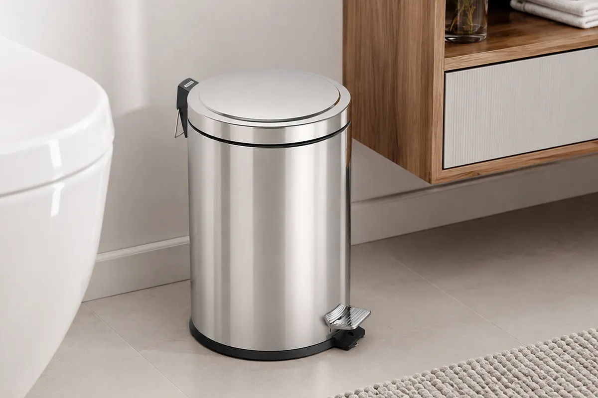 Lixeira inox Tramontina 5 litros em banheiro contemporâneo