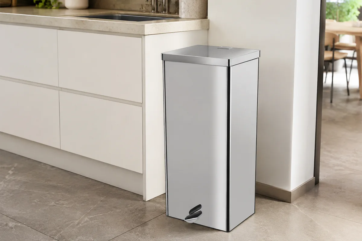 Lixeira inox com pedal 50 litros Ecobin em ambiente contemporâneo