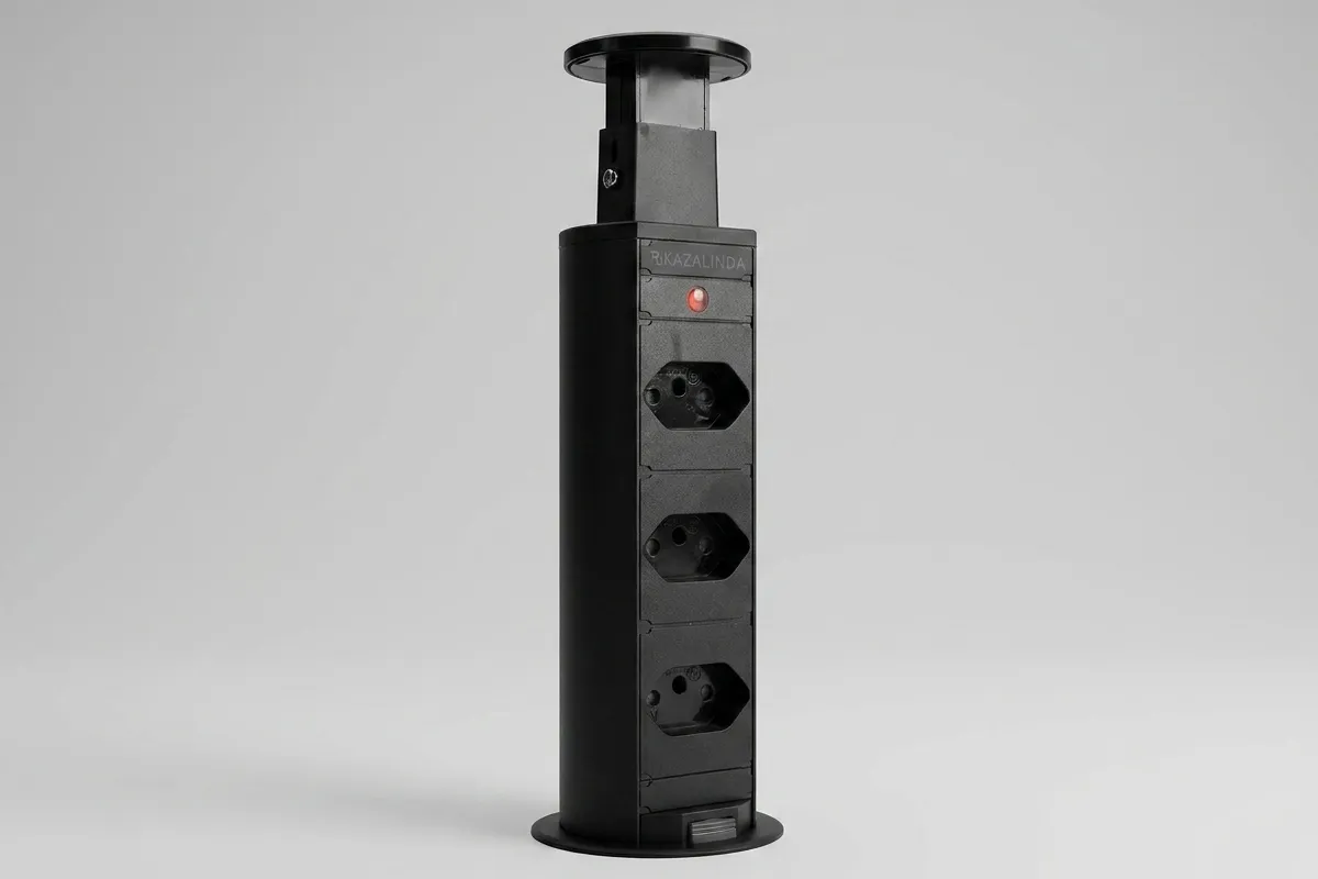 Torre de tomada retrátil multiplug preta Kazalinda em fundo neutro