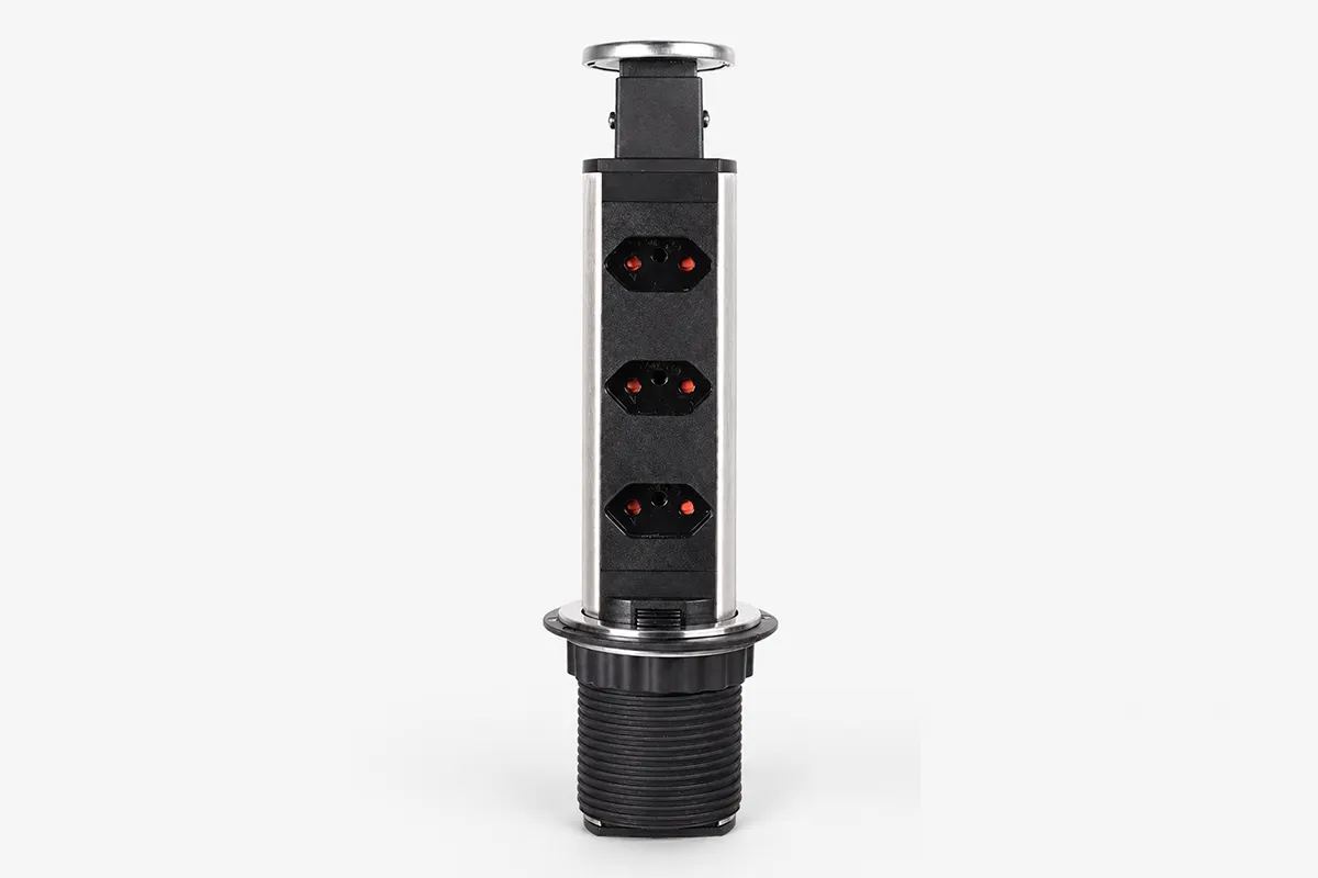Torre multiplug retrátil em inox escovado KZI em fundo neutro