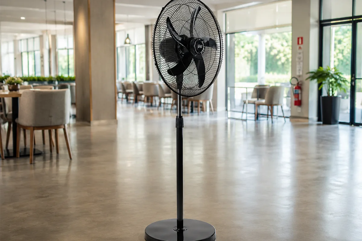 Ventilador de coluna WAP Rajada Pro 60 em ambiente interno amplo