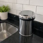 Lixeira automática inox com sensor infravermelho abrindo a tampa sem toque