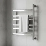 Toalheiro Térmico Elétrico Inox 304 Polido Mega Evolution Warm na cor prateada brilhante instalado em banheiro moderno