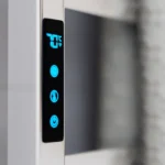 toalheiro elétrico inox 304 Wi-Fi Alexa Titan Aquece vista frontal em banheiro moderno