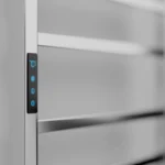 toalheiro elétrico inox 304 Wi-Fi Alexa Titan Aquece vista frontal em banheiro moderno