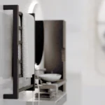 Toalheiro térmico elétrico preto Titan com 6 barras quadradas, controle digital e Wi-Fi para banheiro moderno