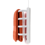 Toalheiro Térmico Pequeno Branco para 1 Toalha Flape com saída do fio na parte superior instalado em banheiro moderno