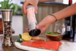 Kit 2 Moedores de Sal Grosso e Pimenta do Reino em Aço Inox Kazalinda com Suporte - Gourmet - Imagem 2