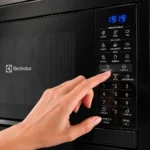 Micro-ondas Electrolux ME3EP 34L Tira Odor Preto 110V ou 220V